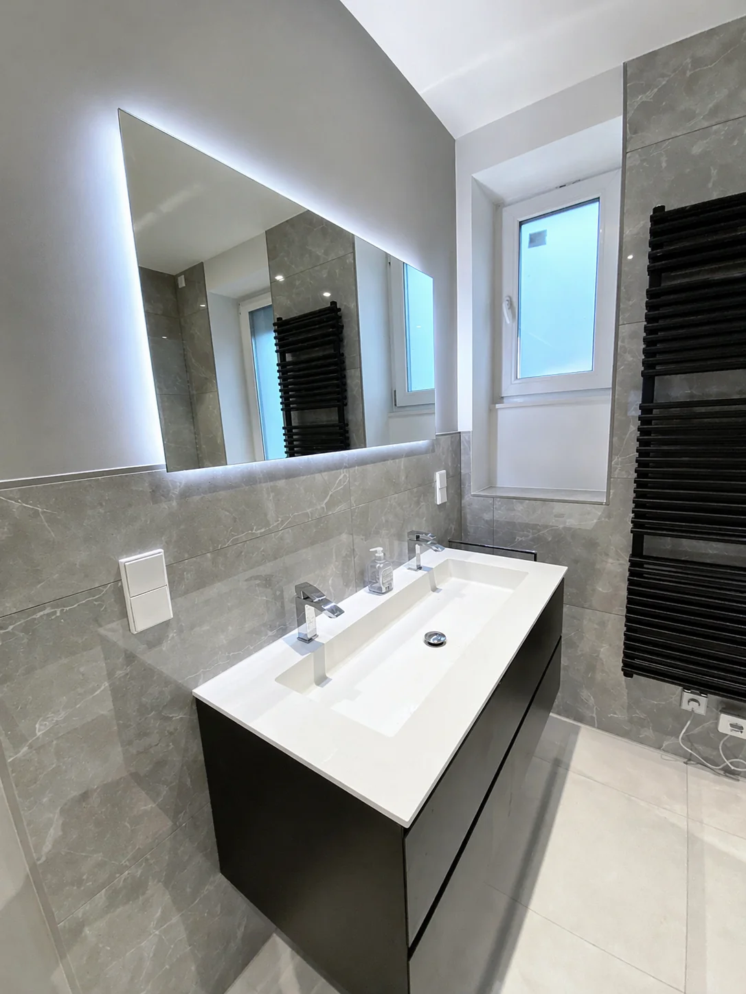 Fertig gestelltes Innenausbau-Projekt von All in 1 in Luxemburg — moderner Wohnbereich